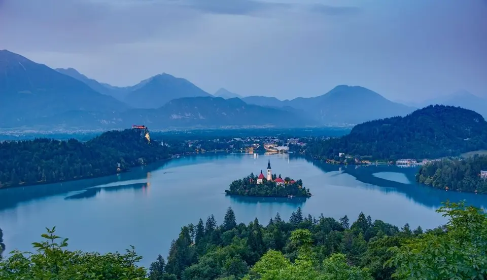Žeparja ob Blejskem jezeru ukradla turistki 200 evrov, policija opozarja