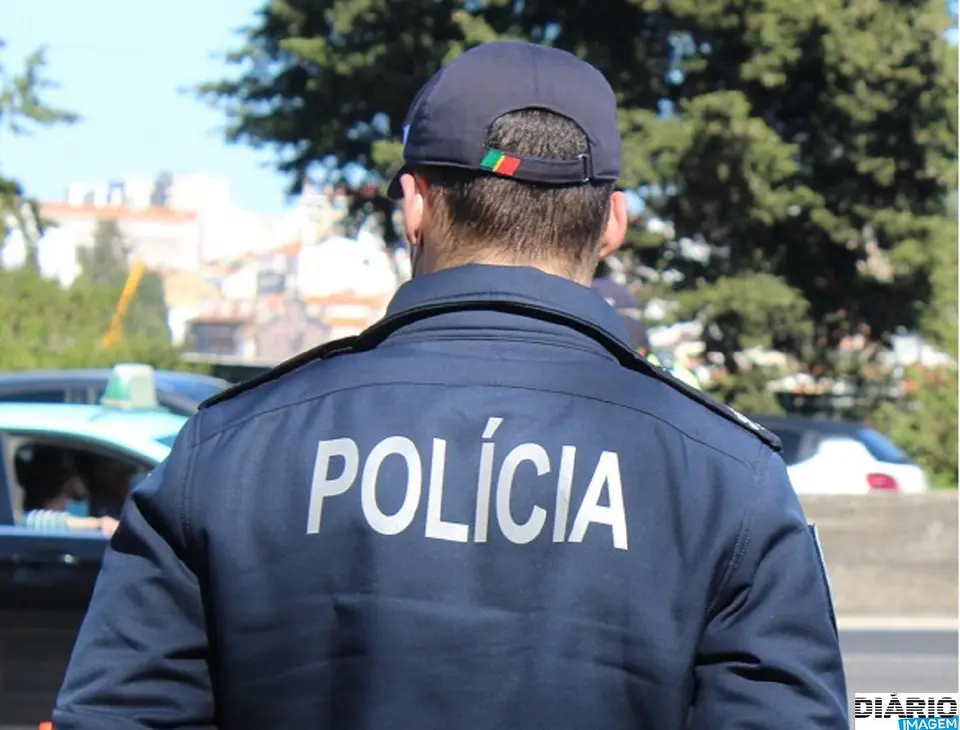 Indivíduo de 37 anos detido em Alverca após agressão com machado e ataque a agentes