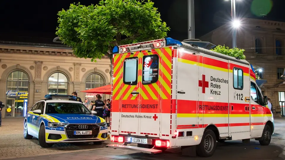 Knife attack at Mainz railway station: 22-year-old seriously injured, perpetrator at large