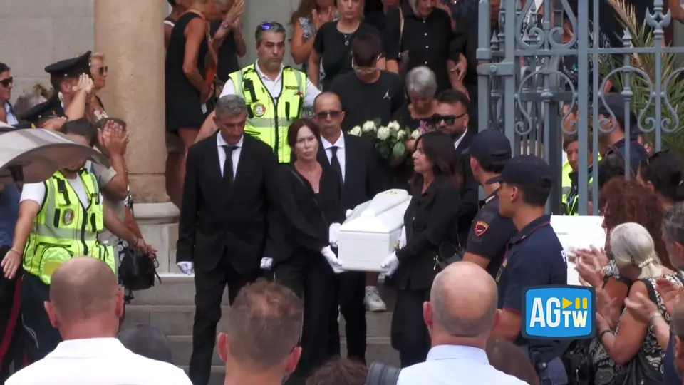 Funerali di Beatrice Aiello a Bordighera: applausi per la piccola bara bianca