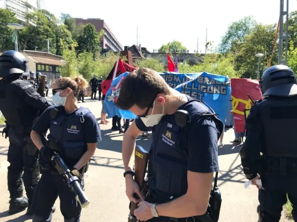 Basel Police Officer in Court: Pepper Spray Used at Demo Without Warning?