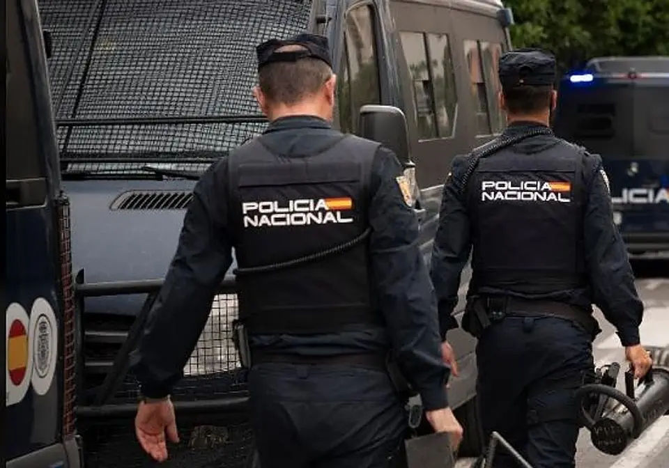 Narcopiso desarticulado en Estepona: tres detenidos y 114 dosis de cocaína intervenidas
