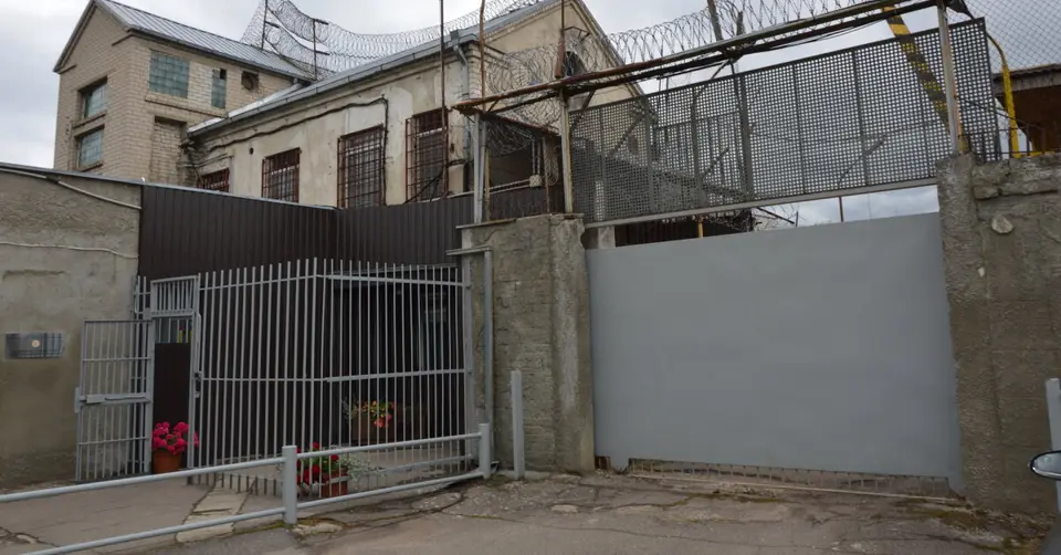 Penki nuteistieji Pravieniškėse užpuolė kalinį – teismas skyrė laisvės atėmimo bausmes