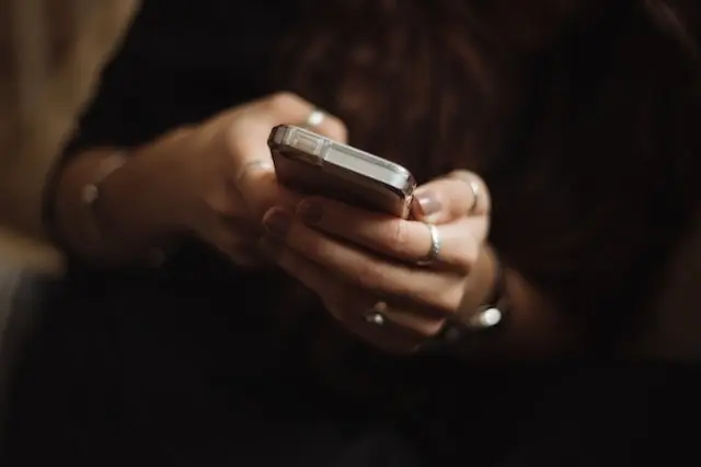 Student nigerian condamnat la Oradea: complice în escrocherii online care au păcălit patru femei