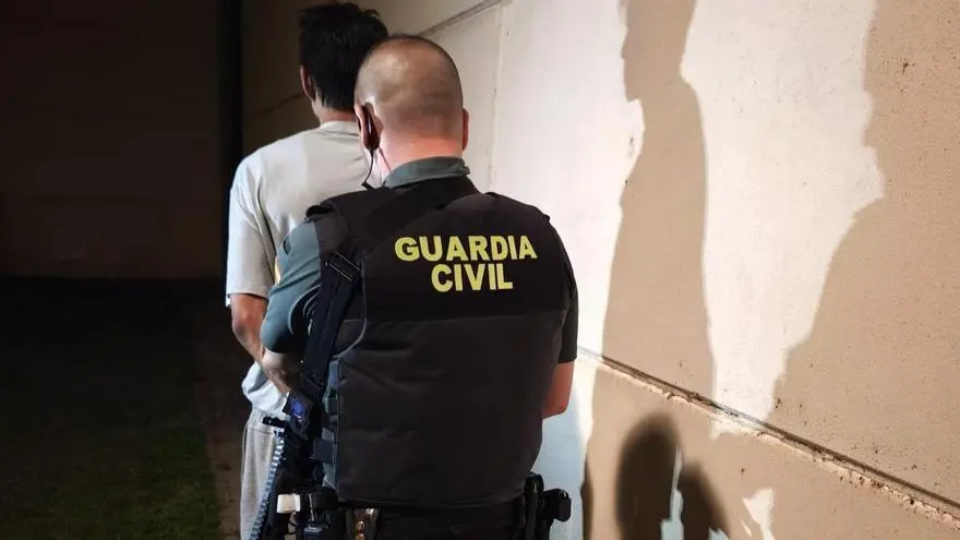Man arrested in Cadreita after being found in wine cellar and vandalising car