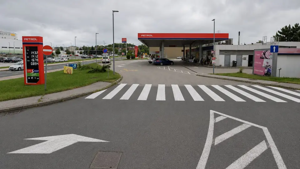 Club attack with sticks at Petrol petrol station in Novo mesto, worker injured