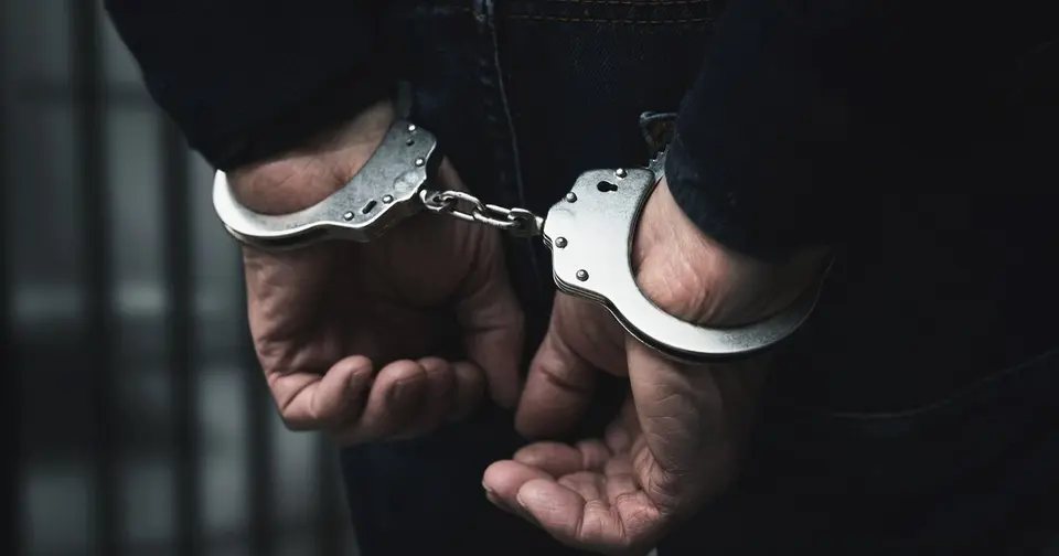 Doi bărbați din Cluj-Napoca, reținuți după ce au urmărit, bătut și furat mașina unui șofer