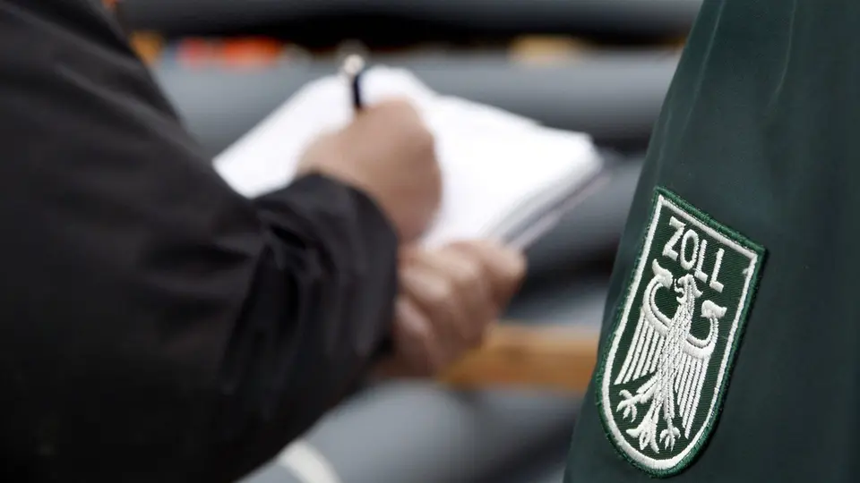 Großrazzia in Norddeutschland: Zoll stellt Drogen, Waffen und Bargeld sicher