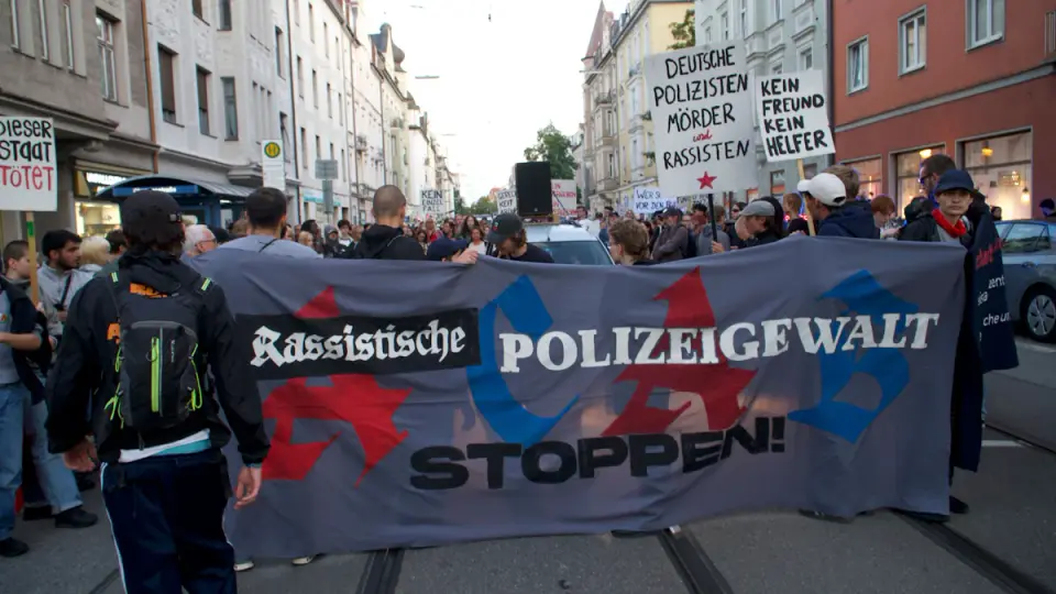 Demo in München nach Polizeischuss auf 14-Jährigen – Streit um Waffenimitate