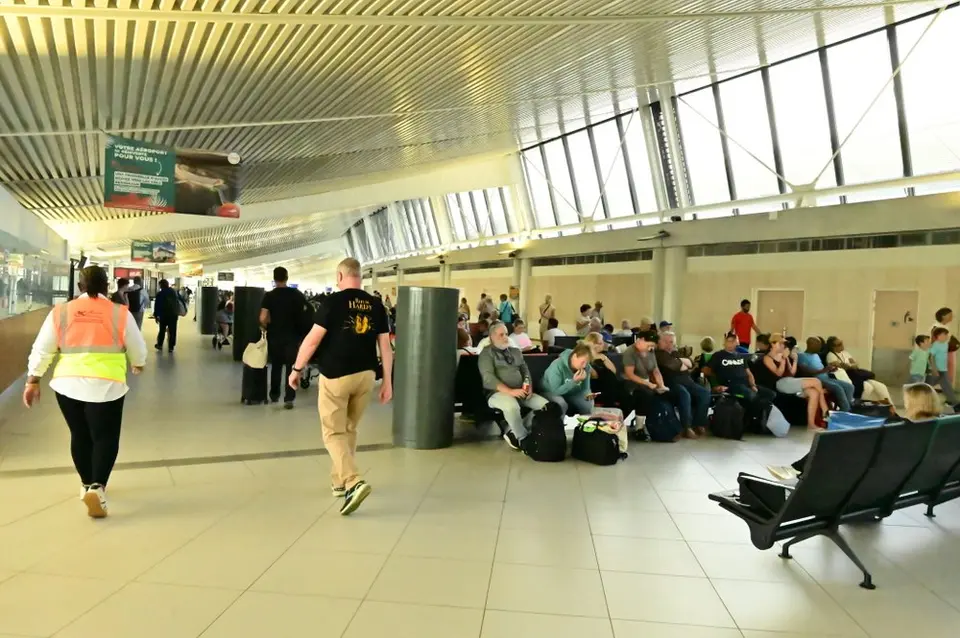 Saisie de cocaïne liquide à l'aéroport de Martinique : cinq arrestations