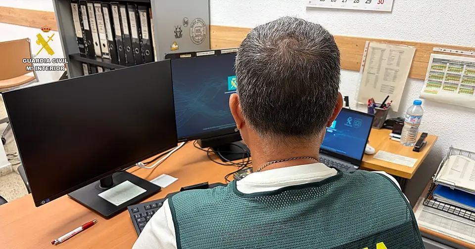 Bank employee in Gandía arrested for defrauding elderly foreign woman of €25,000 by changing her PIN