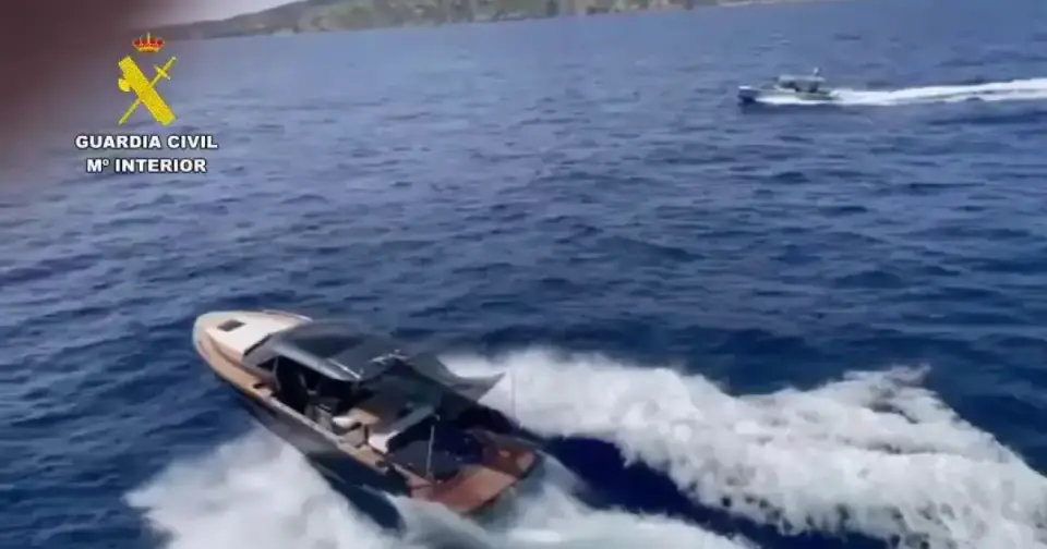 Robo lancha de lujo de un millón de euros en Puerto Sóller y embiste a la Guardia Civil en una persecución marítima