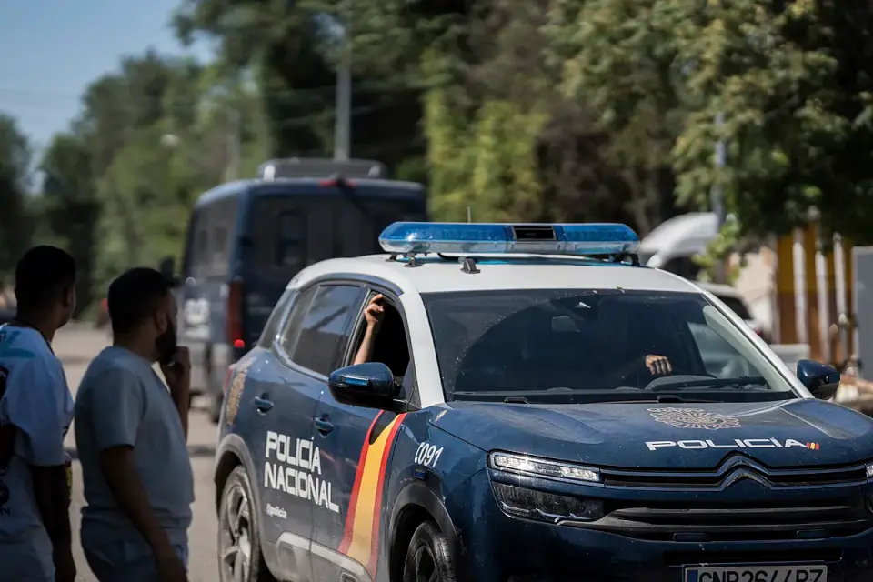 Man arrested for 13 burglaries in Madrid city centre: he kicked down doors