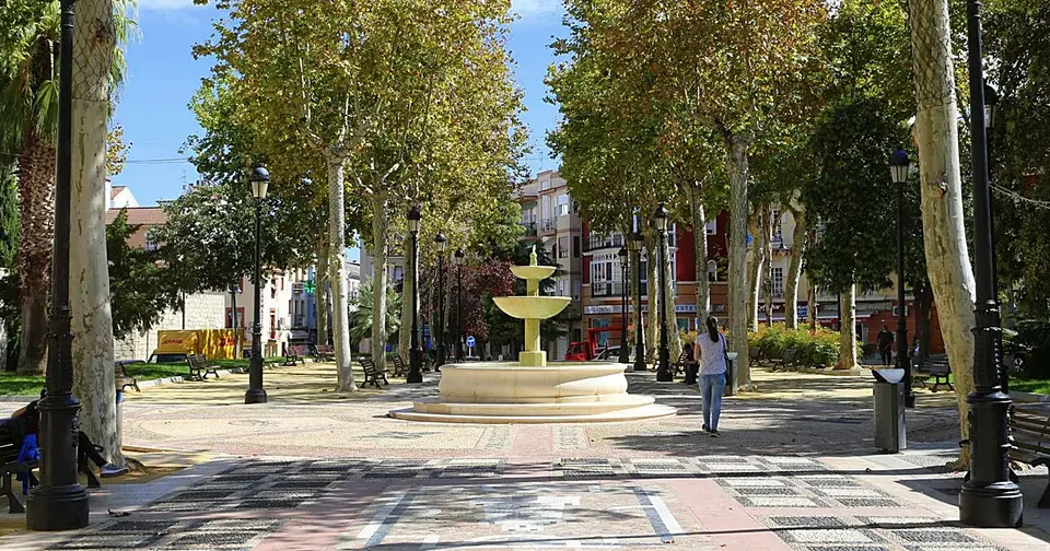 Dos detenidos en Lucena por gestos obscenos ante menores en el Paseo del Coso