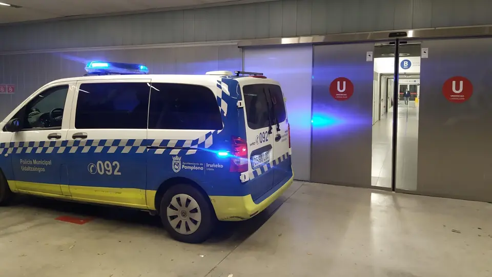 Pamplona municipal police officer sustains fractured jaw while detaining Nigerian aggressor with bladed weapon