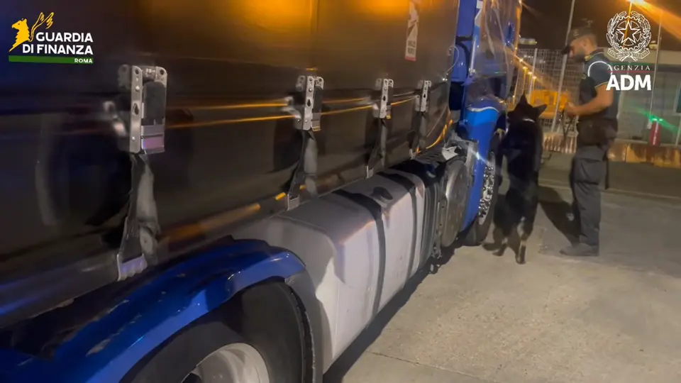 Porto di Civitavecchia: 85 kg di droga nel doppiofondo, autotrasportatore bulgaro arrestato