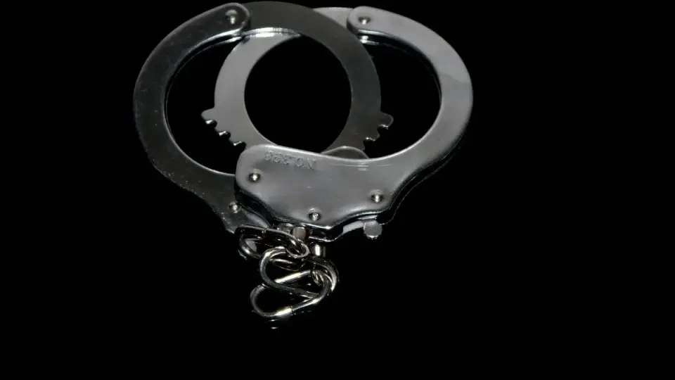 Condenan a mujer que golpeó a un agente policial tras pelea en ómnibus de Montevideo