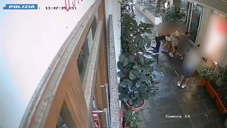 Rapina da 20.000 euro a turista britannico in piazza della Repubblica a Firenze: due arrestati
