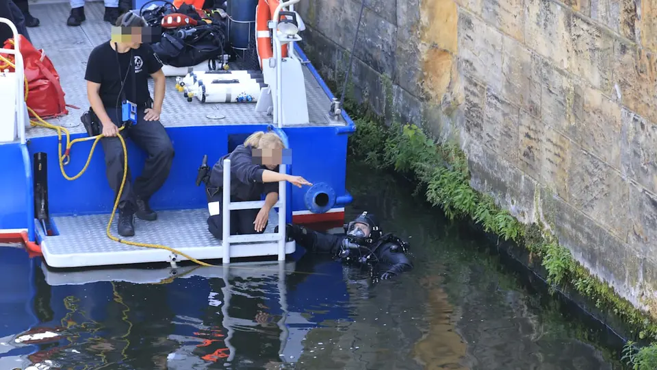 Divers search Berlin's Spree for machete used in CSD attack
