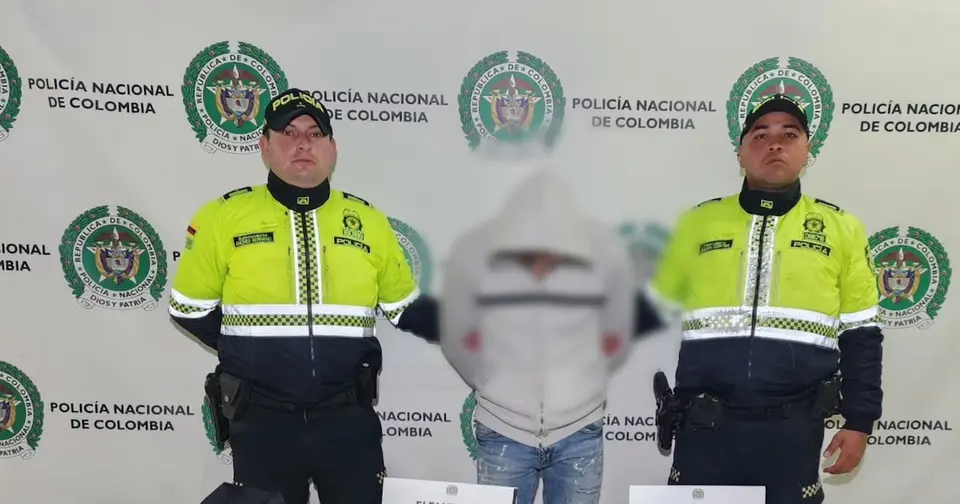 Hombre capturado en Puente Aranda con uniforme policial falso y revólver