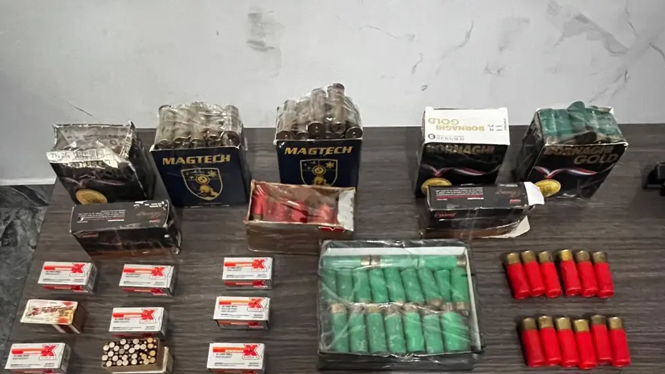 Arsenal de armas decomisado en vivienda de Urdesa, Guayaquil: 3 pistolas y 698 cartuchos