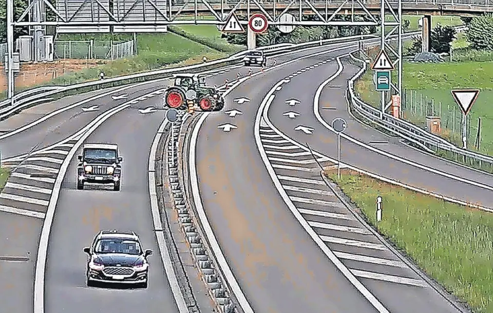 Traktoren gestohlen, Polizei gerammt: 37-Jähriger vor Gericht in Mels