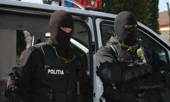 Șapte covăsneni reținuți după atacul asupra polițiștilor în centrul Brașovului