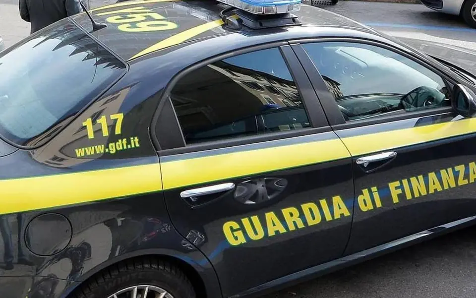 Tre missili Akeron nel furgone: cittadino francese arrestato al porto di Bari