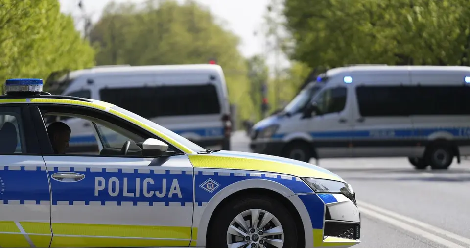 Trzy dożywotnie zakazy i 220 km/h – sąd zwolnił kierowcę, który teraz zniknął