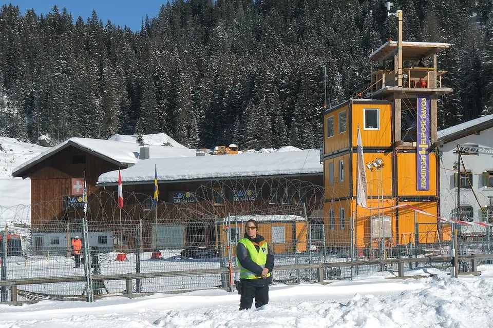 Rechtsextreme Deutsche campieren auf dem Simplon – Polizei bestreitet Kenntnis
