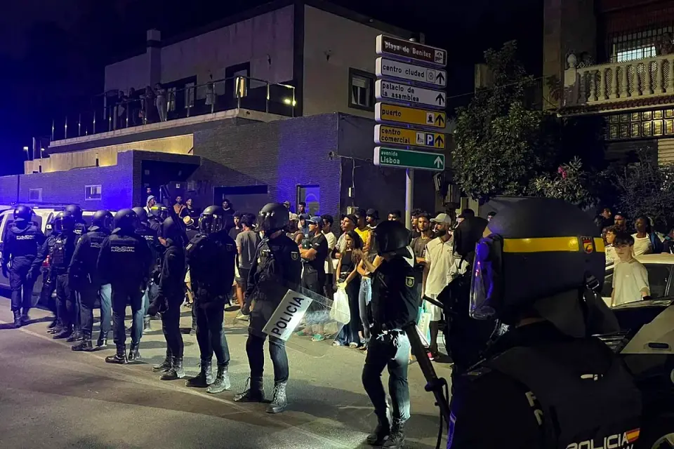 Manifestación en Ceuta acaba con disparos disuasorios al enfrentarse radicales con migrantes