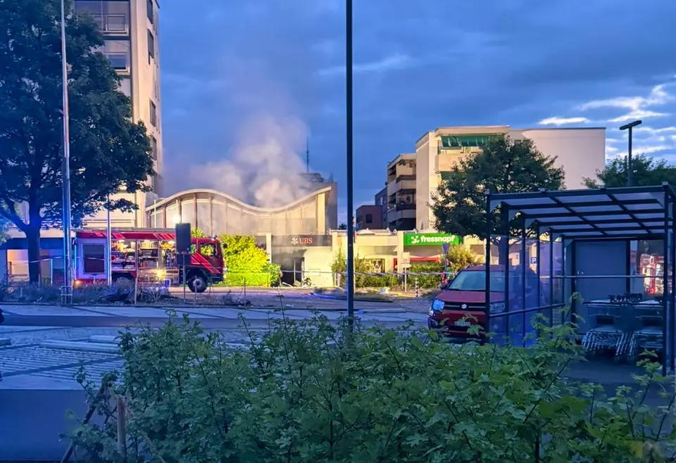 Geldautomatensprengung in Oberwil BL – Täter fliehen auf Motorrädern