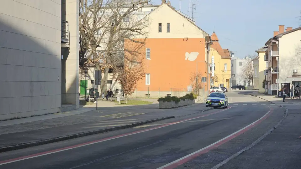 Uživanje drog pri knjižnici v Murski Soboti: policija šestkrat zasegla konopljo