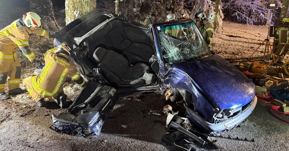 Betrunkener Tiroler ohne Führerschein nach Baumcrash in Breitenbach verurteilt