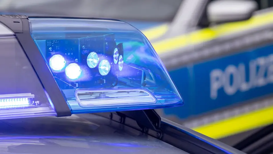 Raserei in Dortmund: Fahrer flieht mit 154 km/h und verletzt Polizisten