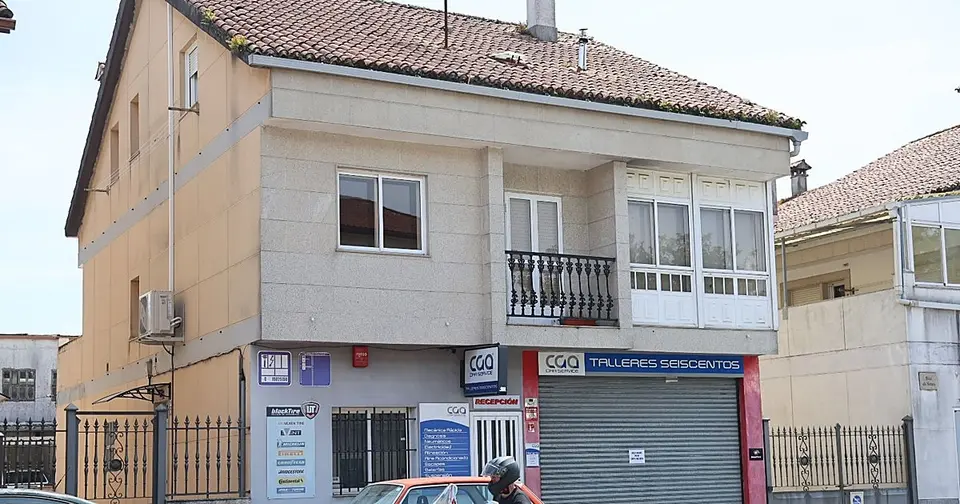 Two-year-old girl dies in Brión after being left in father's car for hours