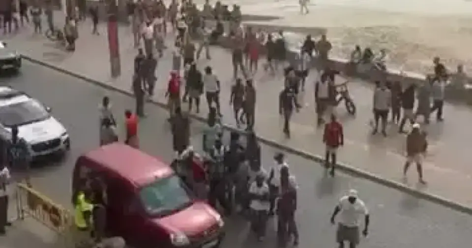 Street vendors surround police in Arenal to prevent arrest