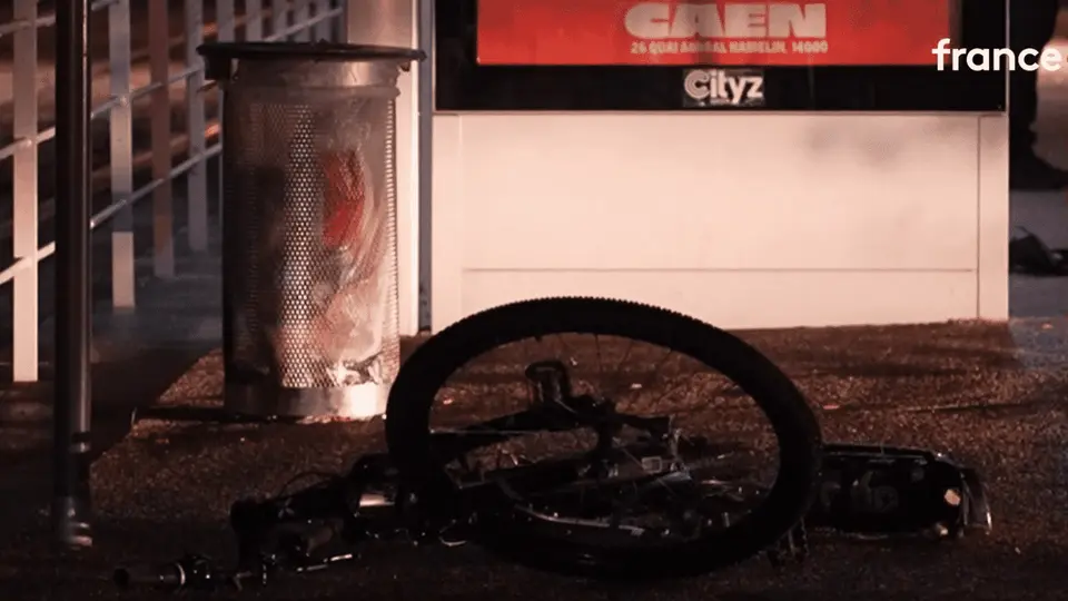 Deux morts et neuf blessés après qu'une voiture percute un abribus à Caen