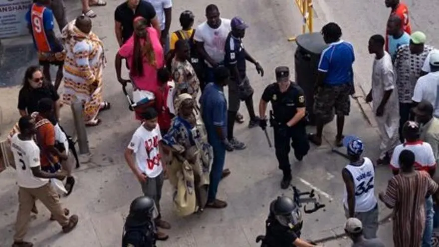 Street vendors clash with police in Palma Beach to prevent arrest