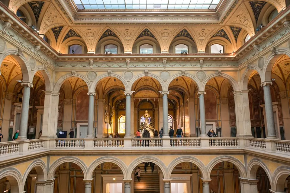 Diamond necklace with 673 brilliants stolen from Vienna's MAK