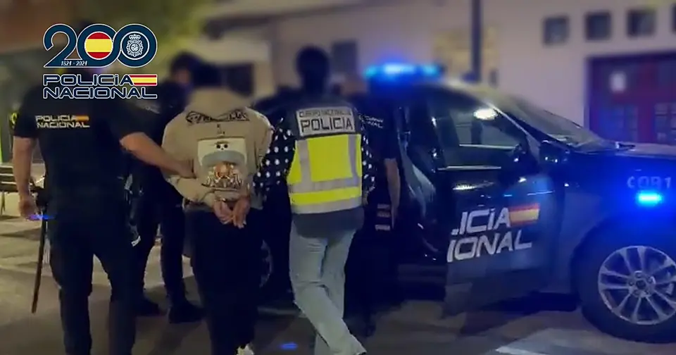 Three arrested for robbing 32,000 euros at gunpoint in Alzira in two minutes