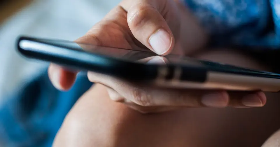 Alerte de fraudă în România: voci clonate cu AI și facturi false de la E-ON