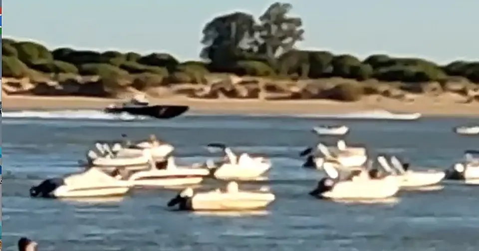 Lanchas con droga embarrancan en playa de Sanlúcar al huir de la Guardia Civil