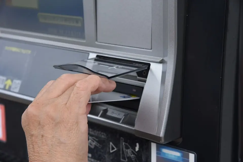 Skimming : la fraude aux cartes bancaires aux distributeurs persiste en France