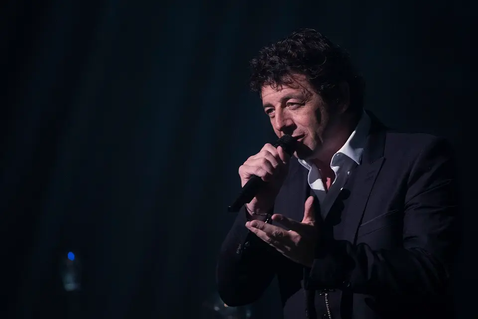 France : La garde à vue de Patrick Bruel prolongée de 24 heures pour des accusations de viol