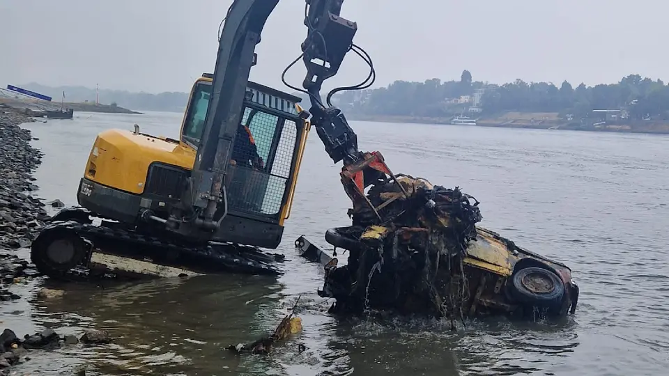 Human bones discovered beside salvaged Fiat recovered from Rhine near Bonn