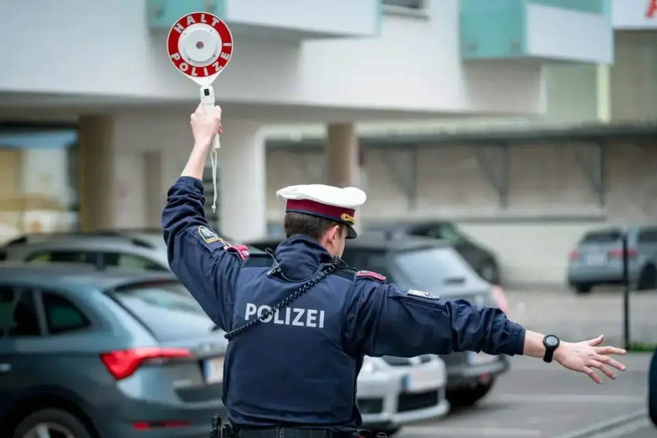 Verfolgungsjagd auf der A23: 16-jähriger Serbe flüchtet mit fast 140 km/h vor Polizei