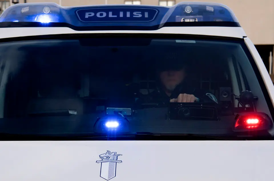 Poliisi hajotti tuhansia nuoria Tampereella – ilotuliteväkivalta levisi ympäri Suomea