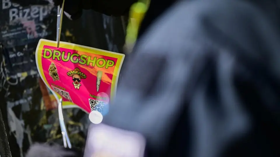 Drogendealer werben mit Gratisprobe und Visitenkarte – Polizei warnt