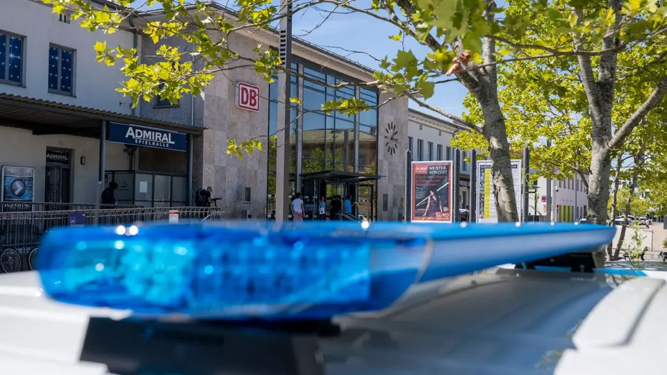 Messerangriff am Bahnhof Rosenheim: 31-jährige Irin stirbt, Deutscher festgenommen